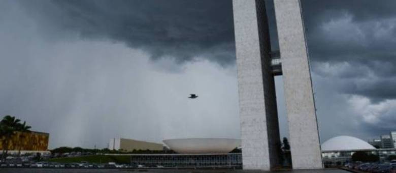 O tempo no DF nesta quinta-feira (21) terá tempo nublado com algumas aberturas de sol no Distrito Federal. A temperatura mínima será de 17ºC e a máxima de 23ºC. A umidade do ar varia de 53% a 85%