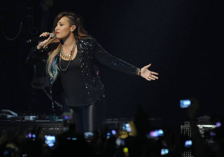 Nesta terça-feira (22), a cantora Demi Lovato se apresentou no Citibank Hall, em São Paulo. Com casa lotada, ela emocionou o público!