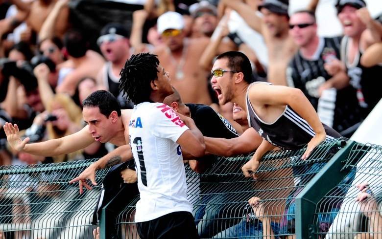 Cláudio também tem a honra de ser o maior artilheiro do Corinthians no Pacaembu. Ele anotou 186 gols ao todo. Para os torcedores mais novos, Marcelinho Carioca é o quinto dessa lista, com 66 bolas na rede