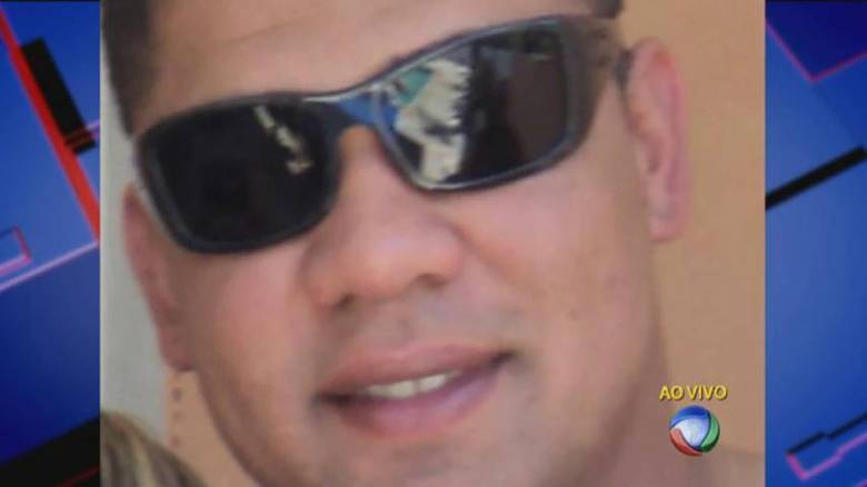 Osvaldo Zaratini, de 32 anos, foi baleado e morto após uma perseguição policial na região da Cupecê, zona sul da capital, na noite de terça-feira (22). O rapaz havia sido feito de refém por um assaltante, mas acabou assassinado pela Polícia Militar, por engano, com seis tiros