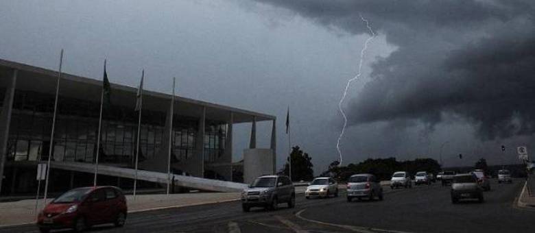O tempo no DF nesta terça-feira (29) será de sol, alternando com pancadas de chuva e possíveis trovoadas. A temperatura mínima será de 17ºC e a máxima de 29ºC. A umidade do ar pode variar entre 40% e 76%