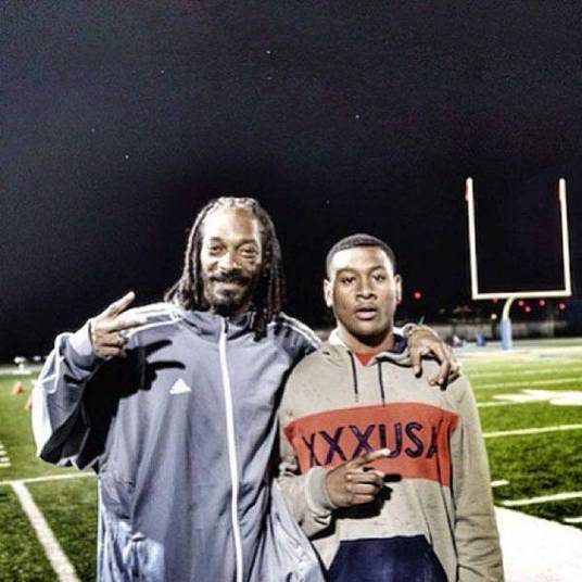 43. Esta foto é do rapper e produtor musical norte-americano Snoop Dogg, de 42 anos. Ao lado de Snoop está o seu sobrinho. Os dois estavam assistindo à um jogo de futebol americano. A foto recebeu 2,561,167 curtidas