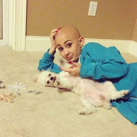 50. Talia Joy Castellano é uma jovem americana que foi diagnosticada com um câncer raro chamado de neuroblastoma. Para superar a doença, a garota decidiu se dedicar a fazer o que mais gostava, trabalhar com maquiagem. Talia criou um canal no YouTube para publicar seus próprios vídeos caseiros. Esta foto com a sua cachorrinha ganhou 2,417,857 curtidas. Talia morreu em 2013, mas sua conta no Instagram ainda está ativa como uma forma de homenagem a menina