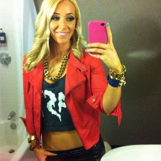 49. Jenna Marbles é uma personalidade do YouTube. A blogueira vive em Santa Monica, Califórnia (EUA). Seu canal tem, atualmente, mais de 13 milhões de assinantes. O primeiro vídeo de Jenna foi feito em 2011 e teve mais de 5,3 milhões de visualizações em sua primeira semana. Esta foto teve 2,429,870 curtidas 