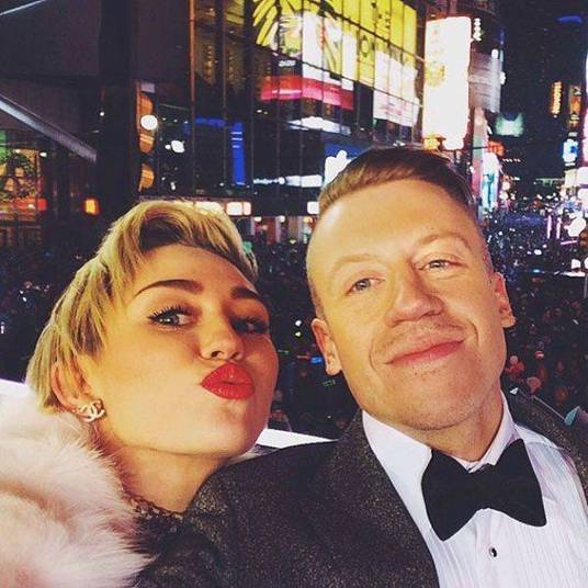 46. Esta foto é da conta do rapper norte-americano Macklemore (direita). O músico encontrou a cantora pop Miley Cyrus (esquerda) em uma premiação em Nova York e os dois registraram o momento com esta selfie, que recebeu 2,477,058 curtidas