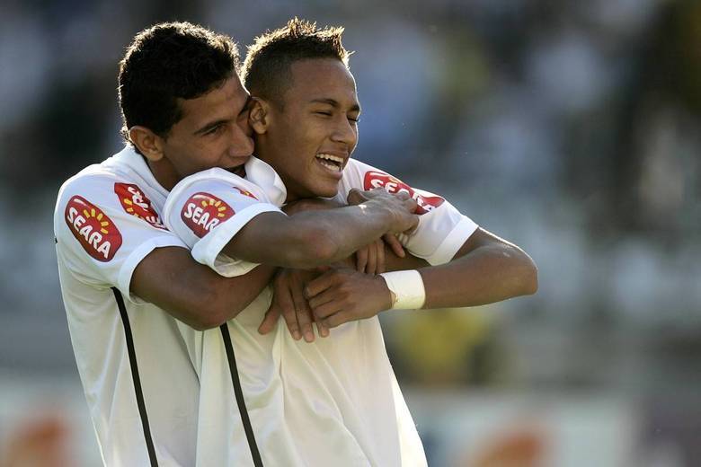 Mãe Dináh também supostamente previu que o jogador Neymar (na foto abraçado com o amigo Ganso na época em que atuava no Santos) iria para o Barcelona, o que se concretizou: 'Ele vai jogar no Barcelona e vai se dar muito bem', afirmou. Leia também: Morre Mãe Dináh em São Paulo
