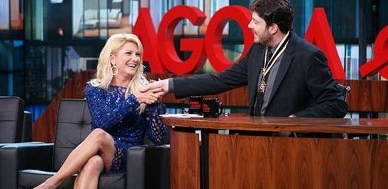 Quando participou do programa Agora é Tarde, da Band, na época apresentado por Danilo Gentili, a atriz chamou a atenção do apresentador. Na época, ele chegou a confessar ter ficado 'caidinho' pelo charme da loira Quando participou do programa Agora é Tarde, da Band, na época apresentado por Danilo Gentili, a atriz chamou a atenção do apresentador. Na época, ele chegou a confessar ter ficado 'caidinho' pelo charme da loira
