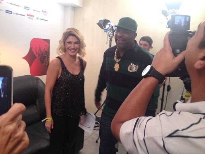 

Nesta semana, ao gravar o
seu programa Na Lata, com Mr. Catra, Fontenelle acabou conquistado o cantor.
Nos bastidores, ele se derreteu pela atriz e apresentadora.

— Não fazia ideia de que
ela era tão linda, cheirosa, gente boa. Vou confessar que ela me deixou
agitado. É uma delícia de mulher. É fácil entender como o falecido Marcos Paulo
ficou tão apaixonado. Se ela topar, trago ela fácil para o meu harém. Tá feio o
convite. Basta agora ela aceitar

