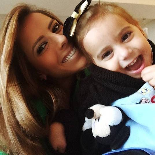 A blogueira Paola Machado posou agarrada em Lorena, filha com o humorista Carioca, do Pânico A blogueira Paola Machado posou agarrada em Lorena, filha com o humorista Carioca, do Pânico