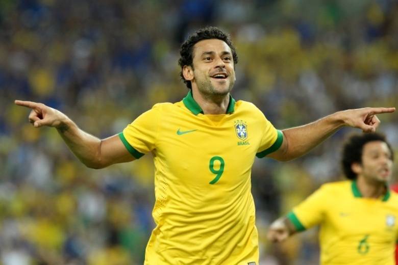 Fred é um dos jogadores que mais ganham dinheiro no Brasil. O Fluminense paga a ele R$ 750 mil mensais. Mesmo com a bolada, o atacante fez questão de pedir um aumento salarial ao Tricolor. Leia mais