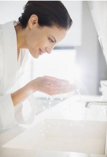 

2º
passo: as zonas frágeis do rosto, como contorno dos olhos, lábios, etc,
precisam de uma tratamento especial por serem mais sensíveis

