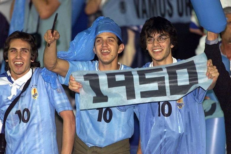 Outro jogo marcante foi a derrota do Brasil para o Uruguai, em 16 de julho de 1950, no Maracanã. A partida ficou conhecida como 'Maracanazzo', em razão do trauma que significou para o torcedor brasileiro. No país, todos acreditavam em uma vitória tranquila. Mas o Uruguai, que tinha craques como Obdulio Varela, Gigghia e Schiaffino entrou com o objetivo de estragar a festa. Os gols ocorreram no segundo tempo. O Brasil, que jogava pelo empate, abriu o placar com Friaça, aos 2 minutos, mas o Uruguai fez dois, com Schiaffino, aos 21 e Ghiggia aos 34. Outro jogo marcante foi a derrota do Brasil para o Uruguai, em 16 de julho de 1950, no Maracanã. A partida ficou conhecida como 'Maracanazzo', em razão do trauma que significou para o torcedor brasileiro. No país, todos acreditavam em uma vitória tranquila. Mas o Uruguai, que tinha craques como Obdulio Varela, Gigghia e Schiaffino entrou com o objetivo de estragar a festa. Os gols ocorreram no segundo tempo. O Brasil, que jogava pelo empate, abriu o placar com Friaça, aos 2 minutos, mas o Uruguai fez dois, com Schiaffino, aos 21 e Ghiggia aos 34.