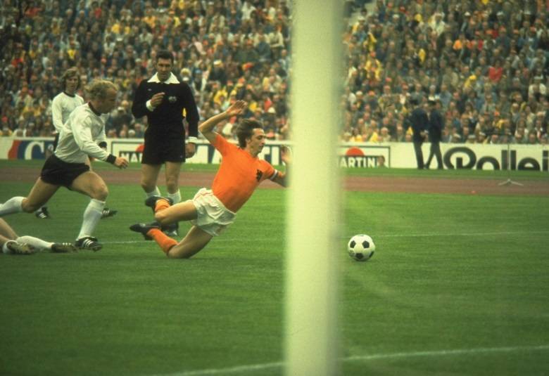 No dia 15 de junho de 1974, na Copa da Alemanha, a Holanda encantou o mundo a partir da vitória por 2 x 0 sobre o Uruguai, na primeira fase da competição. A movimentação constante deu à equipe, que tinha craques como Cruyff e Neeskens, o apelido de 'Carrossel Holandês'. Os dois gols da Holanda foram marcados por Rep. O técnico do Brasil, Zagallo, ao contrário do que se pensa, enviou ao jogo o 'espião' Paulo Amaral, preparador físico, que avisou o brasileiro sobre a força do adversário. No dia 15 de junho de 1974, na Copa da Alemanha, a Holanda encantou o mundo a partir da vitória por 2 x 0 sobre o Uruguai, na primeira fase da competição. A movimentação constante deu à equipe, que tinha craques como Cruyff e Neeskens, o apelido de 'Carrossel Holandês'. Os dois gols da Holanda foram marcados por Rep. O técnico do Brasil, Zagallo, ao contrário do que se pensa, enviou ao jogo o 'espião' Paulo Amaral, preparador físico, que avisou o brasileiro sobre a força do adversário.