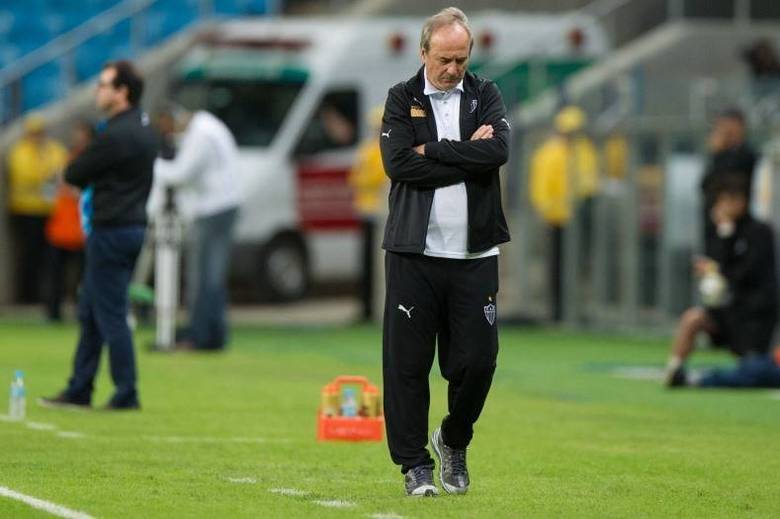 Também às 18h30, o Atlético-MG retornará ao Horto, palco da desclassificação na Libertadores da América, para tentar dar a volta por cima e iniciar a caminhada para voltar à competição em 2015 diante do Goiás. O treinador não terá o astro Ronaldinho Gaúcho, que sentiu uma lesão na coxa durante o treino de sábado (3)