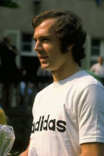 Nesta mesma Copa de 1970, em 15 de junho, a semifinal Itália 4 x 3 Alemanha foi inesquecível. Um verdadeiro vai e vem, cheio de surpresas e que terminou com vitória italiana na prorrogação. No jogo, Boninsegna fe 1 x 0 aos 8 do primeiro tempo. E Schnellinger empatou aos...47 do segundo. Prorrogação, com Beckenbauer jogando com o ombro enfaixado, por causa de uma contusão. Aos 4, Muller faz 2 x 1. Burnich empata para a Itália aos 8. Riva faz 3 x 2 para os italianos. E fim de primeiro tempo. No segundo, mais emoção: Muller faz 3 x 3 aos 4. E Rivera, que entrara no intervalo fez o quarto e definitivo gol desta saga, classificando os italianos. Nesta mesma Copa de 1970, em 15 de junho, a semifinal Itália 4 x 3 Alemanha foi inesquecível. Um verdadeiro vai e vem, cheio de surpresas e que terminou com vitória italiana na prorrogação. No jogo, Boninsegna fe 1 x 0 aos 8 do primeiro tempo. E Schnellinger empatou aos...47 do segundo. Prorrogação, com Beckenbauer jogando com o ombro enfaixado, por causa de uma contusão. Aos 4, Muller faz 2 x 1. Burnich empata para a Itália aos 8. Riva faz 3 x 2 para os italianos. E fim de primeiro tempo. No segundo, mais emoção: Muller faz 3 x 3 aos 4. E Rivera, que entrara no intervalo fez o quarto e definitivo gol desta saga, classificando os italianos.