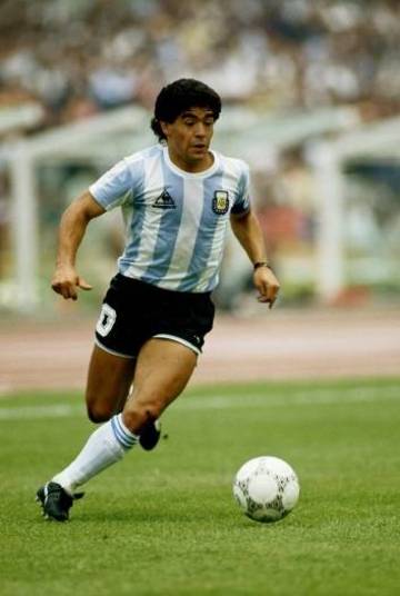 Outro jogaço foi a final da Copa de 1986, Argentina 3 x 2 Alemanha Ocidental, em 29 de junho de 1986. A conquista coroou a atuação de Diego Maradona naquele Mundial. Ele não fez golaços, como havia feito contra a Inglaterra, pelas quartas, e contra a Bélgica, pelas semifinais, mas deu o passe para Burruchaga fazer o terceiro gol do time. No início, parecia que a Argentina venceria com facilidade: fez 2 x 0, com Valdano e Brown. Mas a Alemanha empatou, com Rummenigge e Voeller, antes de tomar o terceiro. Além do título, Maradona foi responsável por outra façanha. A atuação do jogador fez com que ele fosse o primeiro da história a receber a nota 10 da exigente revista italiana Guerin Sportivo. Outro jogaço foi a final da Copa de 1986, Argentina 3 x 2 Alemanha Ocidental, em 29 de junho de 1986. A conquista coroou a atuação de Diego Maradona naquele Mundial. Ele não fez golaços, como havia feito contra a Inglaterra, pelas quartas, e contra a Bélgica, pelas semifinais, mas deu o passe para Burruchaga fazer o terceiro gol do time. No início, parecia que a Argentina venceria com facilidade: fez 2 x 0, com Valdano e Brown. Mas a Alemanha empatou, com Rummenigge e Voeller, antes de tomar o terceiro. Além do título, Maradona foi responsável por outra façanha. A atuação do jogador fez com que ele fosse o primeiro da história a receber a nota 10 da exigente revista italiana Guerin Sportivo.