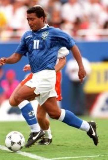 Brasil e Holanda também fizeram uma partida memorável na Copa do Mundo dos Estados Unidos, em 9 de julho de 1994. No segundo tempo, o Brasil fez 2 x 0, gols de Bebeto, aos 7 minutos e Romário, aos 17. A Holanda empatou, com Winter e Bergkamp. Então, aos 35, num tiro certeiro de falta, Branco, que substituía Leonardo, suspenso, fez o terceiro gol do Brasil, classificando a seleção para a semifinal. O Brasil sagrou-se tetracampeão, ao superar a Itália na final, na disputa de pênaltis. Brasil e Holanda também fizeram uma partida memorável na Copa do Mundo dos Estados Unidos, em 9 de julho de 1994. No segundo tempo, o Brasil fez 2 x 0, gols de Bebeto, aos 7 minutos e Romário, aos 17. A Holanda empatou, com Winter e Bergkamp. Então, aos 35, num tiro certeiro de falta, Branco, que substituía Leonardo, suspenso, fez o terceiro gol do Brasil, classificando a seleção para a semifinal. O Brasil sagrou-se tetracampeão, ao superar a Itália na final, na disputa de pênaltis.