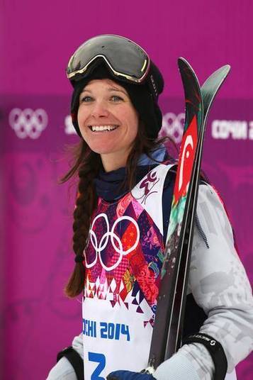 Keri Herman é mais uma gata do mundo dos esportes de inverno. A bela tem milhares de fãs no mundo inteiro, com toda essa beleza, não poderia ser diferente, não é mesmo?!