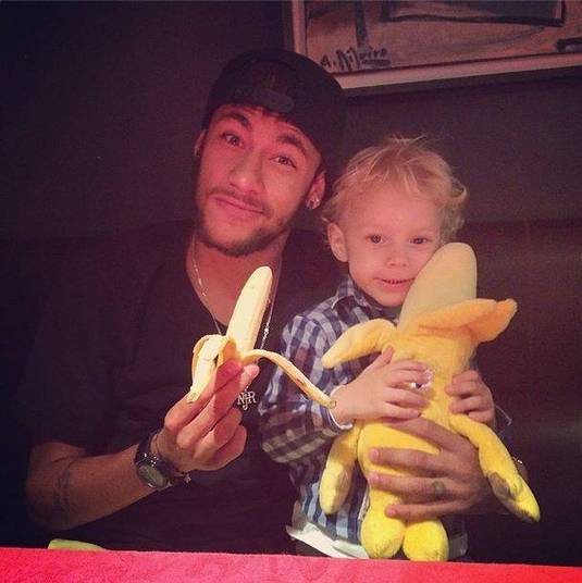 Neymar foi um deles que, junto do filho, aparece com uma banana no Instagram. Vale lembrar que o atleta já foi vítima de racismo em um amistoso da seleção, em 2011