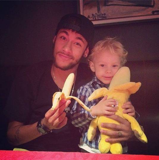 Neymar foi um deles que, junto do filho, aparece com uma banana no Instagram. Vale lembrar que o atleta já foi vítima de racismo em um amistoso da seleção, em 2011 Neymar foi um deles que, junto do filho, aparece com uma banana no Instagram. Vale lembrar que o atleta já foi vítima de racismo em um amistoso da seleção, em 2011