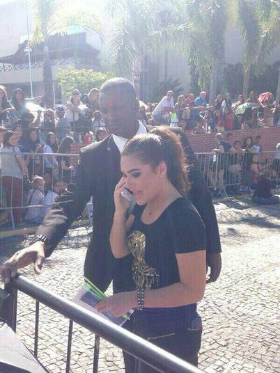Lívian Aragão causou um tumulto daqueles na fila do show de Demi Lovato,
neste domingo (27), no Rio de Janeiro. A filha de Renato Aragão foi
acusada de furar a fila! Várias fotos pipocaram no Twitter da teen
acompanhada de um segurança, enquanto ela passava na frente de algumas
pessoas. Lívian usou seu Twitter para esclarecer o mal-entendido e dizer
que não abusou de seu status de famosa
Lívian Aragão causou um tumulto daqueles na fila do show de Demi Lovato,
neste domingo (27), no Rio de Janeiro. A filha de Renato Aragão foi
acusada de furar a fila! Várias fotos pipocaram no Twitter da teen
acompanhada de um segurança, enquanto ela passava na frente de algumas
pessoas. Lívian usou seu Twitter para esclarecer o mal-entendido e dizer
que não abusou de seu status de famosa