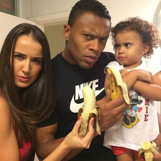 Júlio Baptista, atacante do Cruzeiro, postou uma foto com a família e uma cara de bravo com a situação