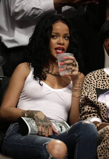 Quem precisa de sutiã, né Rihanna?
