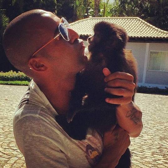 O botafoguense Emerson Sheik se solidarizou com a situação, junto com a sua macaquinha Cuta.— Irmãos @neymarjr , @danid2ois #Somostodosmacacos #cutaparticipando O botafoguense Emerson Sheik se solidarizou com a situação, junto com a sua macaquinha Cuta.— Irmãos @neymarjr , @danid2ois #Somostodosmacacos #cutaparticipando