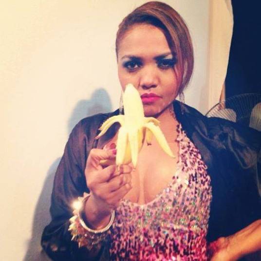 Com cara de poucos amigos, Gaby Amarantos segura uma banana Com cara de poucos amigos, Gaby Amarantos segura uma banana