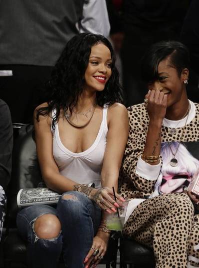Rihanna, absolutamente à vontade com seu figurino sem lingerie