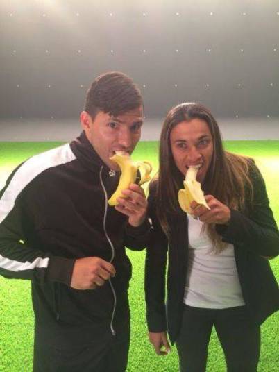 O argentino Sergio Aguero, do Manchester City-ING, aparece ao lado da jogadora Marta e os dois comem uma banana