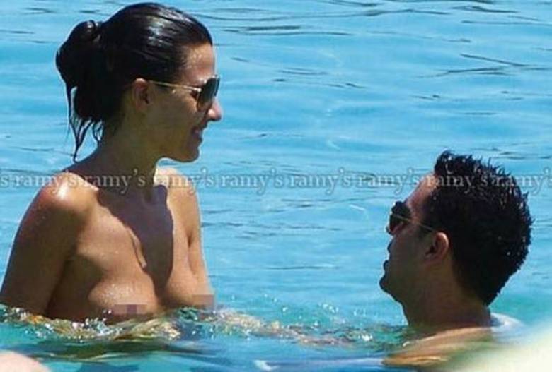 Nuria Cunillera ficou famosa nesta semana no R7 por ter sido disputada entre os craques do Barcelona, Xavi e Puyol. Relembre