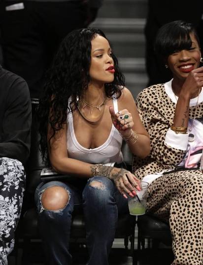 Rihanna, que adora uma ousadia no visual, não deixou muita margem para a imaginação ao surgir na torcida de um jogo de basquete nos Estados Unidos usando uma regatinha branca bem transparente. E sem sutiã. Tá certa! Pesquisa recente, feita pela Universidade de Besançon, revelou que o sutiã pode ser o causador da flacidez nos seios... Este não é o caso da cantora VEJA TAMBÉM: Sutiã é culpado por seios caídos, diz pesquisa