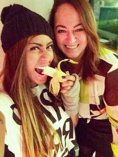 Rafaella, irmã do jogador, aparece ao lado da mãe comendo a fruta Rafaella, irmã do jogador, aparece ao lado da mãe comendo a fruta