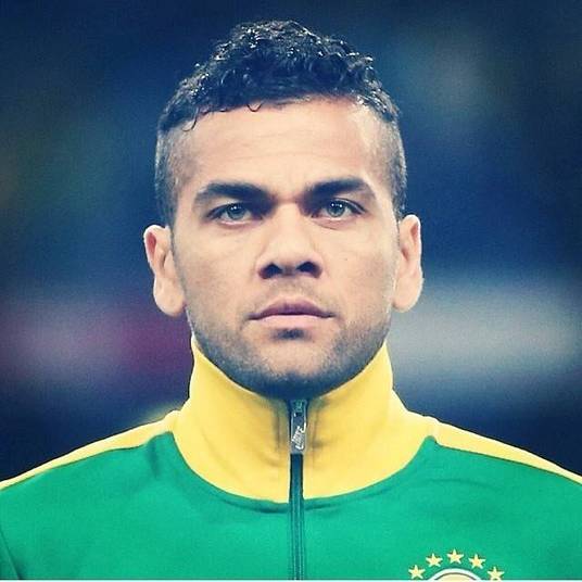 Na última vez em que o Barcelona divulgou os salários de seus atletas, o lateral-direito Daniel Alves faturava R$ 600 mil por mês