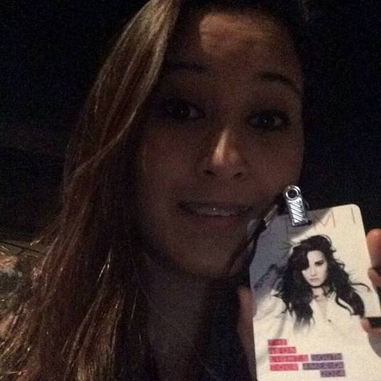 Antes, Bia postou foto segurando a tão desejada credencial que dá acesso ao encontro com Demi
