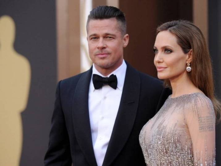 Angelina Jolie e Brad PittO casal polêmico se conheceu enquanto o gato ainda era casado com Jennifer Aniston. Quem já viu Sr. e Sra. Smith, de 2005, percebeu a forte química entre eles — que não era mais atuação. Depois dele se separar da loira, assumiu o relacionamento com Jolie e continua casado com ela até hoje Angelina Jolie e Brad PittO casal polêmico se conheceu enquanto o gato ainda era casado com Jennifer Aniston. Quem já viu Sr. e Sra. Smith, de 2005, percebeu a forte química entre eles — que não era mais atuação. Depois dele se separar da loira, assumiu o relacionamento com Jolie e continua casado com ela até hoje