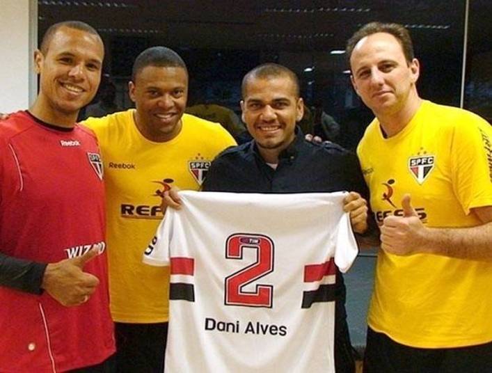 Em 2012, esteve no Centro de
Treinamento do Clube e assumiu sua paixão.

— É uma retribuição da atenção
que dei para o Rogério quando ele foi para Barcelona. Tenho um carinho muito
grande pelo São Paulo. Sou torcedor. É uma felicidade e alegria muito grande
estar aqui e reencontrar amigos