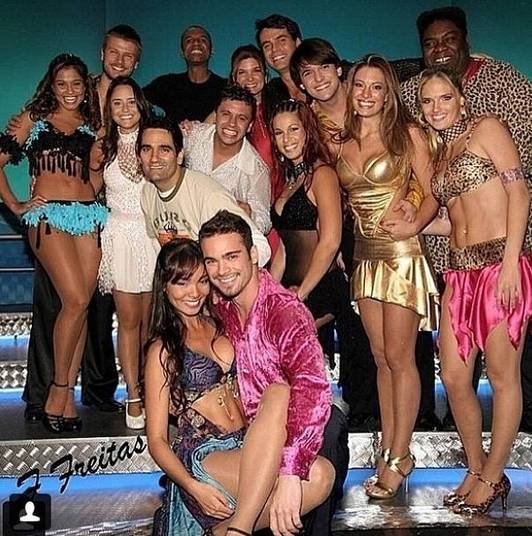 Carol Nakamura e Sidney SampaioEnquanto Carol ensinava o ator a dançar na competição Dança dos Famosos de 2007. Apesar de não terem ganhado o troféu, engataram um romance e estão juntos até hoje