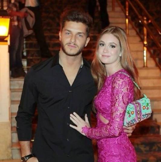 Klebber Toledo e Marina Ruy BarbosaO casal teen contracenou em Morde e Assopra, em 2011, e trouxeram o romance para a vida real. Os dois não se largam desde então