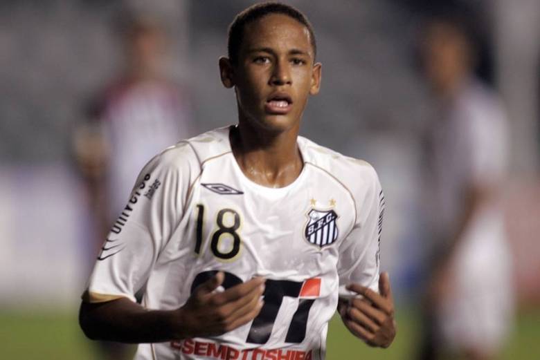 Neymar, como todos sabem, é santista.
Opa! Mas isto é agora. Quando criança, o craque era torcedor do Palmeiras e fã
de Evair e Rivaldo. Acabou virando casaca quando foi jogar no Peixe