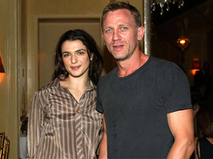 Daniel Craig e Rachel WeiszPara quem não sabe, James Bond e Rachel são casados! Discretos, começaram o romance em 2010, quando viveram um casal em A Casa dos Sonhos. Eles casaram secretamente e convidaram apenas quatro amigos para a cerimônia