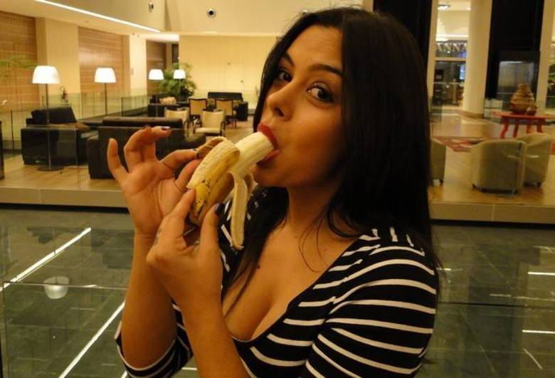 A gata paraguaia Larissa Riquelme mostrou o seu apoio ao brasileiro e também postou uma foto com a sua banana. Relembre o caso e veja outras fotos do apoio ao lateral da seleção