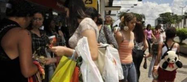 O comércio do Distrito Federal funcionará no feriado do Dia de Finados, nesta segunda-feira (2). As lojas de shoppings estão autorizadas a funcionar das 14h às 20h e as áreas de lazer e as praças de alimentação das 12h às 22h. O comércio de rua terá a liberdade para optar pelo melhor horário de funcionamento. É o que estabelece o Acordo Coletivo de Trabalho assinado pelo Sindicato do Comércio Varejista e pelo Sindicato dos Empregados no Comércio