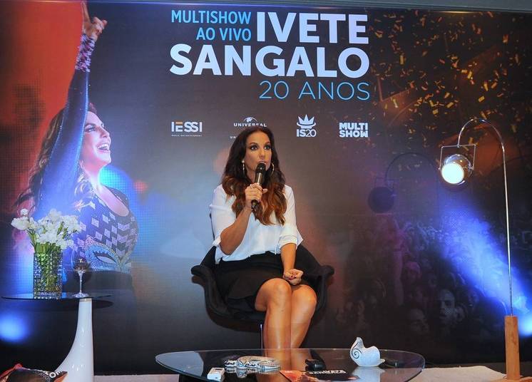 No novo álbum, Multishow ao Vivo - Ivete Sangalo 20 Anos, a cantora assumiu o comando geral do espetáculo. No entanto, acredita que não pode dirigir outro artista ou algo na TV. — Eu tinha profissionais me dando apoio. Eu me dirijo, mas cercada por pessoas muito competentes e que estão devidamente creditadas no DVD 