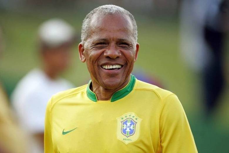 O gesto de Daniel Alves ao comer uma banana dentro do campo de jogo, dando uma tapa na cara do racismo, ainda repercute. Em entrevista à Rádio Grenal, de Porto Alegre, o ex-craque Dada Maravilha, que brilhou em Atlético-MG e Internacional, revelou que já fez a mesma coisa quando jogaram a fruta nele. E não foi só Dadá... O gesto de Daniel Alves ao comer uma banana dentro do campo de jogo, dando uma tapa na cara do racismo, ainda repercute. Em entrevista à Rádio Grenal, de Porto Alegre, o ex-craque Dada Maravilha, que brilhou em Atlético-MG e Internacional, revelou que já fez a mesma coisa quando jogaram a fruta nele. E não foi só Dadá...