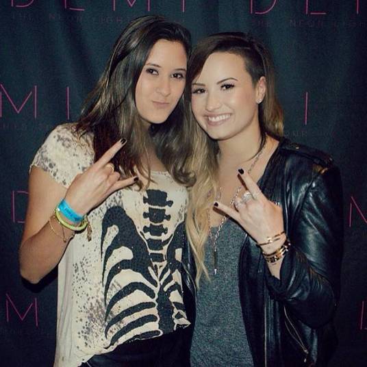 Os filhos de William Bonner e Fátima Bernardes também conseguiram conhecer Demi Lovato. Bia Bonemer postou foto com a cantora e disse que foi o melhor dia de sua vida Os filhos de William Bonner e Fátima Bernardes também conseguiram conhecer Demi Lovato. Bia Bonemer postou foto com a cantora e disse que foi o melhor dia de sua vida