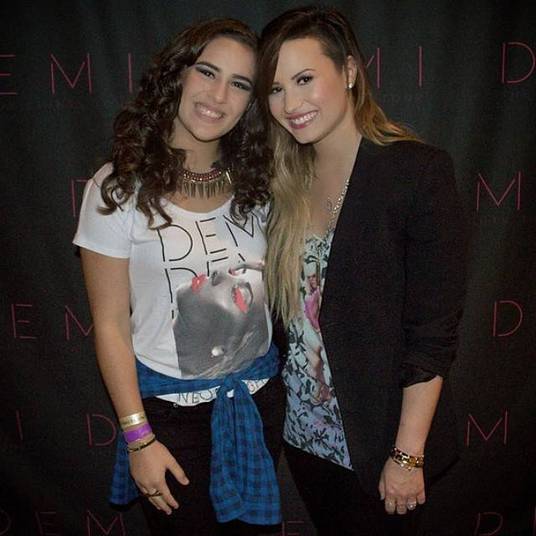 Recentemente, o caso que mais chamou atenção foi o de Lívian Aragão. Ela foi acusada de furar fila no show de Demi Lovato, com quem até tirou foto Recentemente, o caso que mais chamou atenção foi o de Lívian Aragão. Ela foi acusada de furar fila no show de Demi Lovato, com quem até tirou foto