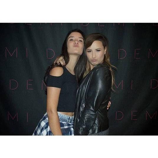 Laura Bonemer também postou foto com Demi Lovato