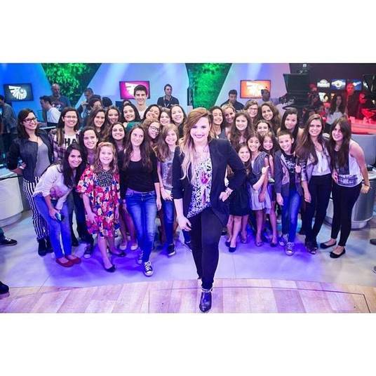 Além disso, Laura, Bia e Vinícius Bonemer tiveram acesso a um show fechado e exclusivo de Demi Lovato. Coincidentemente, o show era para um programa da emissora em que os pais deles trabalham Além disso, Laura, Bia e Vinícius Bonemer tiveram acesso a um show fechado e exclusivo de Demi Lovato. Coincidentemente, o show era para um programa da emissora em que os pais deles trabalham